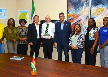 BCM 7205 1536x922 1 Het Surinaams Olympisch Comité overhandigde het OVEP-boek Fositen Prey aan minister Currie om olympische waarden en ethiek in het Surinaamse onderwijs te versterken ....