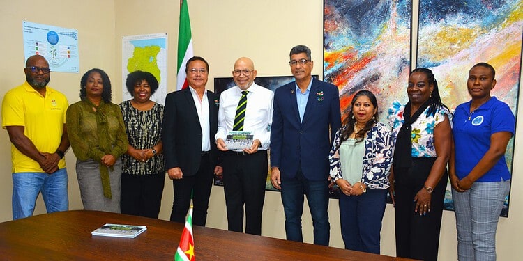 BCM 7205 1536x922 1 Het Surinaams Olympisch Comité overhandigde het OVEP-boek Fositen Prey aan minister Currie om olympische waarden en ethiek in het Surinaamse onderwijs te versterken ....