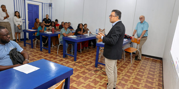 EOE Edit 52 TotalEnergies trainde meer dan 100 docenten in Suriname in veiligheid binnen het beroepsonderwijs, ter versterking van de lokale technische arbeidsmarkt en veiligheidsbewustzijn ....