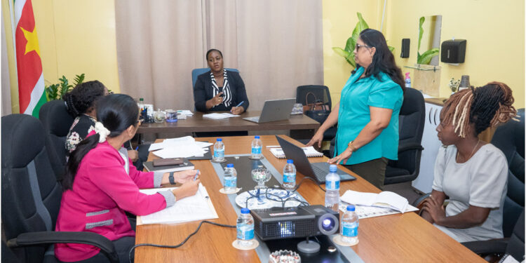 GRA09652 Twee conceptwetten moeten districten meer financiële autonomie geven en de verdeling van middelen tussen Staat en districten verbeteren, aldus het ministerie van Regionale Ontwikkeling ....