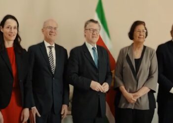 Geza Andreas von Geyr1 Duitsland en Suriname versterken hun samenwerking op het gebied van klimaat, handel en toerisme tijdens het bezoek van de Duitse staatssecretaris aan Paramaribo ....