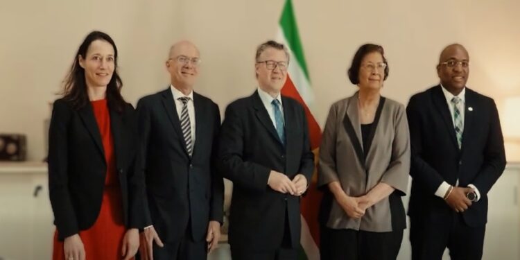 Geza Andreas von Geyr1 Duitsland en Suriname versterken hun samenwerking op het gebied van klimaat, handel en toerisme tijdens het bezoek van de Duitse staatssecretaris aan Paramaribo ....