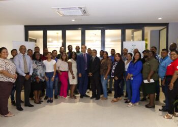 IMG 4315bb Het Mangrove+ Project versterkt biodiversiteitsmonitoring in Suriname met de overdracht van METT-rapport, vogelmonitoringsapparatuur en training aan het ministerie van Grondbeleid en Bosbeheer ....