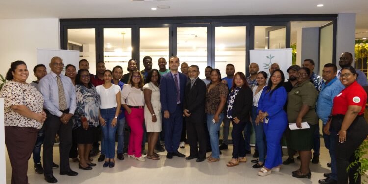 IMG 4315bb Het Mangrove+ Project versterkt biodiversiteitsmonitoring in Suriname met de overdracht van METT-rapport, vogelmonitoringsapparatuur en training aan het ministerie van Grondbeleid en Bosbeheer ....