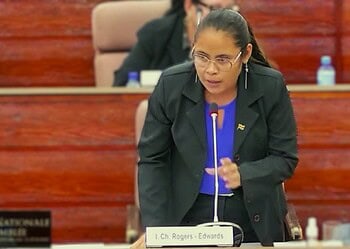 Iona Edwards DNA-lid Edwards onthult dat LVV mogelijk een contract heeft getekend om 400.000 hectare landbouwgrond in Kabalebo aan mennonieten toe te wijzen, ondanks eerdere toezeggingen ....