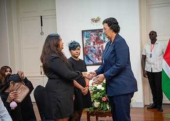 Kabinet tekent condoleanceregister ex president Santokhi 6 1536x1021 1 Het Surinaamse kabinet tekende een condoleanceregister ter nagedachtenis aan oud-president Santokhi, met nationale rouwdagen op 6 en 7 april vastgesteld ....