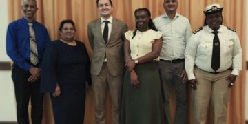 PCS stuurgroep haven Suriname start met de implementatie van een digitaal Port Community System om havenlogistiek te moderniseren, efficiëntie te verhogen en internationale concurrentiepositie te versterken ....