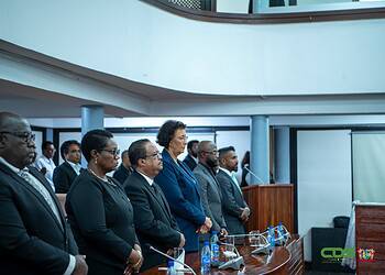 Parlement wijdt speciale rouwvergadering aan oud president Santokhi 5 De Nationale Assemblée hield een bijzondere rouwvergadering ter nagedachtenis aan oud-president en parlementslid Chandrikapersad Santokhi, die onverwacht overleed ....