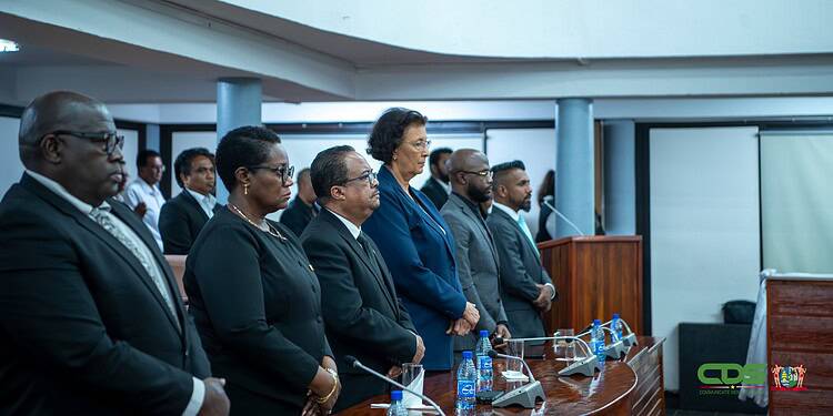 Parlement wijdt speciale rouwvergadering aan oud president Santokhi 5 De Nationale Assemblée hield een bijzondere rouwvergadering ter nagedachtenis aan oud-president en parlementslid Chandrikapersad Santokhi, die onverwacht overleed ....