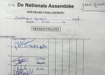 Presentielijst 9 april 1 e1775837441588 De Nationale Assemblée bevestigt dat Bronto Somohardjo aanwezig was bij de vergadering zonder quorum, ondanks een onleesbare handtekening op de presentielijst ....