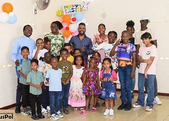 STM 7684 1536x1025 1 Minister Monorath sprak kwetsbare kinderen toe tijdens een paasbrunch in de Sint Rosakerk, gericht op hoop, verbondenheid en positieve begeleiding na ingrijpende ervaringen ....