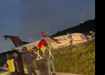 Screenshot 2026 04 14 203147 Een Trans Guyana Airways-vliegtuig raakte zwaar beschadigd na een uitwijkmanoeuvre voor een capibara tijdens de landing op Ogle Airport in Guyana. Niemand raakte gewond ....