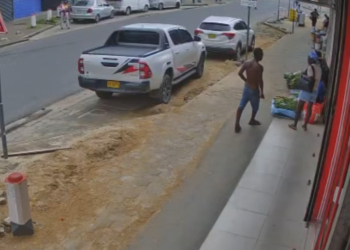 Screenshot 2026 04 22 084609 Een dakloze man is aangehouden na het verwonden van een vrouw met een kapotte fles in Paramaribo. Het slachtoffer is naar het ziekenhuis gebracht voor ....
