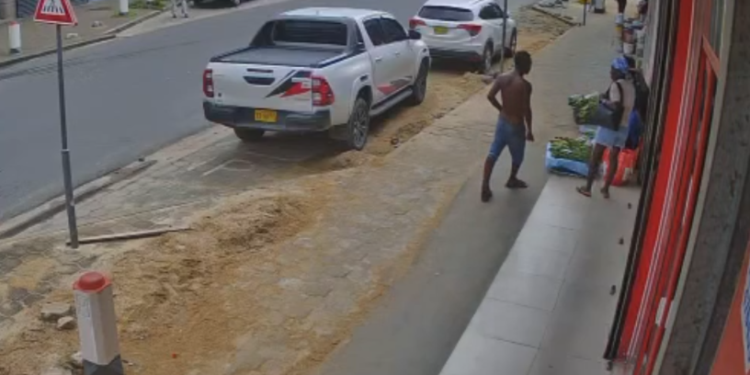 Screenshot 2026 04 22 084609 Een dakloze man is aangehouden na het verwonden van een vrouw met een kapotte fles in Paramaribo. Het slachtoffer is naar het ziekenhuis gebracht voor ....