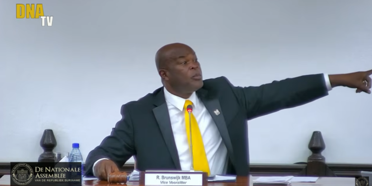 Screenshot 2026 04 30 124920 De vergadering in De Nationale Assemblee is geschorst na een conflict tussen vicevoorzitter Brunswijk en parlementariër Jones over uitblijvende informatie over het Staatsziekenfonds ....