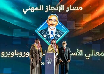 Soeropawiro Minister Stanley Soeropawiro ontving in Medina een internationale onderscheiding voor zijn inzet in kennisoverdracht, religieuze begeleiding en maatschappelijke betrokkenheid ....