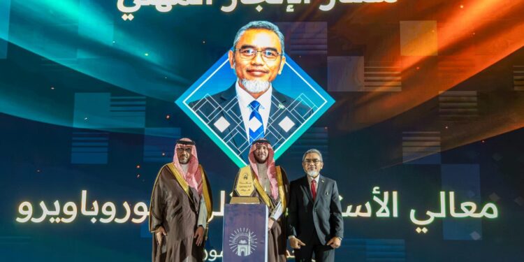 Soeropawiro Minister Stanley Soeropawiro ontving in Medina een internationale onderscheiding voor zijn inzet in kennisoverdracht, religieuze begeleiding en maatschappelijke betrokkenheid ....