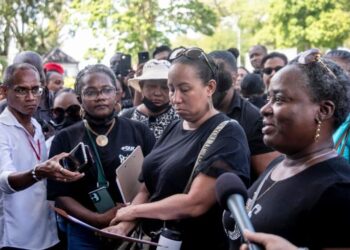 Syndicaat voor Onderwijsgevenden in Suriname Teachers in Suriname reject a 15 percent salary adjustment due to rising costs and divisions within the education unions, which weaken their bargaining position.