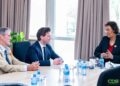 Nederlandse Kamervoorzitter bezoekt president Simons 7 Voorzitter Tweede Kamer benadrukt warme band met Suriname tijdens bezoek aan president 2 De Nederlandse Kamervoorzitter Thom van Campen bracht op 27 april een officieel bezoek aan president Simons om de historische en economische banden met Suriname te ....