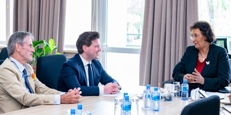 Voorzitter Tweede Kamer benadrukt warme band met Suriname tijdens bezoek aan president 2 De Nederlandse Kamervoorzitter Thom van Campen bracht op 27 april een officieel bezoek aan president Simons om de historische en economische banden met Suriname te ....