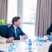 Voorzitter Tweede Kamer benadrukt warme band met Suriname tijdens bezoek aan president 2 De Nederlandse Kamervoorzitter Thom van Campen bracht op 27 april een officieel bezoek aan president Simons om de historische en economische banden met Suriname te ....
