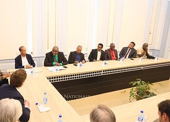 Voorzitter Tweede Kamer brengt bezoek aan De Nationale Assemblee 10 Tweede Kamervoorzitter Van Campen besprak met Surinaamse parlementsvoorzitter Adhin versterking van bilaterale samenwerking op onderwijs, economie en parlementaire uitwisseling ....