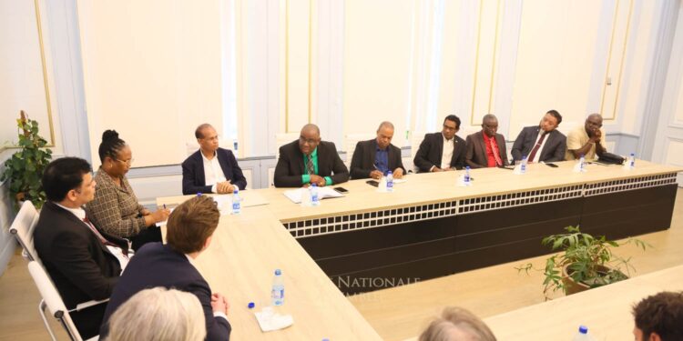 Voorzitter Tweede Kamer brengt bezoek aan De Nationale Assemblee 10 Tweede Kamervoorzitter Van Campen besprak met Surinaamse parlementsvoorzitter Adhin versterking van bilaterale samenwerking op onderwijs, economie en parlementaire uitwisseling ....