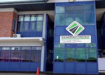 Wegenautoriteit kondigt onderhoudsprogramma aan voor primaire wegen 1 De Wegenautoriteit investeert SRD 125 miljoen in onderhoud van primaire wegen in Groot-Paramaribo, Nickerie en Para om veiligheid en mobiliteit te verbeteren ....
