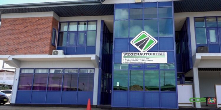 Wegenautoriteit kondigt onderhoudsprogramma aan voor primaire wegen 1 De Wegenautoriteit investeert SRD 125 miljoen in onderhoud van primaire wegen in Groot-Paramaribo, Nickerie en Para om veiligheid en mobiliteit te verbeteren ....