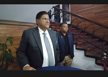 WhatsApp Image 2026 04 06 at 5.35.17 PM Oud-president Santokhi, bekend om zijn doorzettingsvermogen, liet een inspirerende boodschap na via het lied ‘Suraj Reh’ dat symbool staat voor leiderschap en hoop in Suriname ....