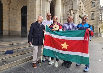 WhatsApp Image 2026 04 11 at 6.59.01 AM Gloria Bottse ontvangt het SuRo-speldje van Satya Dharma voor haar inzet voor maatschappelijke rechtvaardigheid en de versterking van de Surinaams-Rotterdamse gemeenschap ....