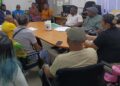 Traditionele gezagsdragers Marowijne en Lawa willen inspraak bij grensakkoord met Frans-Guyana 7 Bespreking in Paramaribo van het traditioneel gezag van de Inheemse en Tribale gemeenschappen langs de Marowijne - en Lawa rivier| Foto VIDS