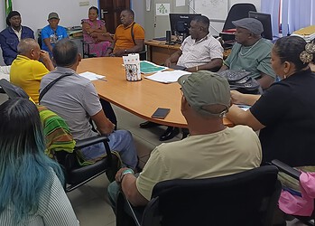 Traditionele gezagsdragers Marowijne en Lawa willen inspraak bij grensakkoord met Frans-Guyana 1 Bespreking in Paramaribo van het traditioneel gezag van de Inheemse en Tribale gemeenschappen langs de Marowijne - en Lawa rivier| Foto VIDS