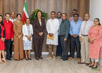 WhatsApp Image 2026 04 15 at 16.45.08 1 Sanatan Dharm Maha Sabha bespreekt met president Simons maatschappelijke rol en urgente knelpunten, waaronder grondzaken en ondersteuning voor Hindoestaanse senioren ....