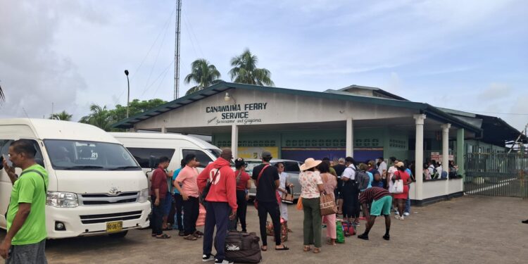 WhatsApp Image 2026 04 20 at 8.52.50 AM 1 Een werkneerlegging bij de veerterminal South Drain veroorzaakt vertragingen en onzekerheid voor reizigers tussen Suriname en Guyana, die afhankelijk zijn van de veerdienst ....
