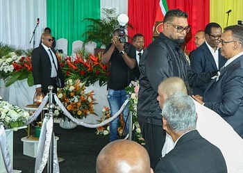 ali uitvaart chan De Guyanese president Irfaan Ali neemt emotioneel afscheid van oud-president Santokhi, die hij beschouwt als vriend, broer en belangrijke bruggenbouwer in de regio ....
