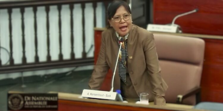 ann sadi dna Delen van Mariënburg staan onder water doordat sluiswachters staken en sluizen niet openen, wat leidt tot overlast en kritiek in het parlement op ministeries ....