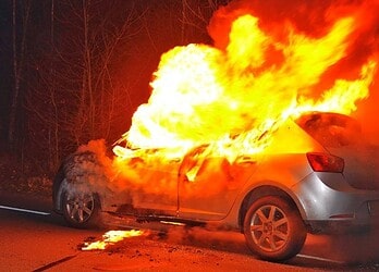 aut0 vat vlam Een geparkeerde auto vatte maandagavond vlam in een garage aan de Falweg, maar dankzij snel ingrijpen van buurtbewoners bleef de schade beperkt ....