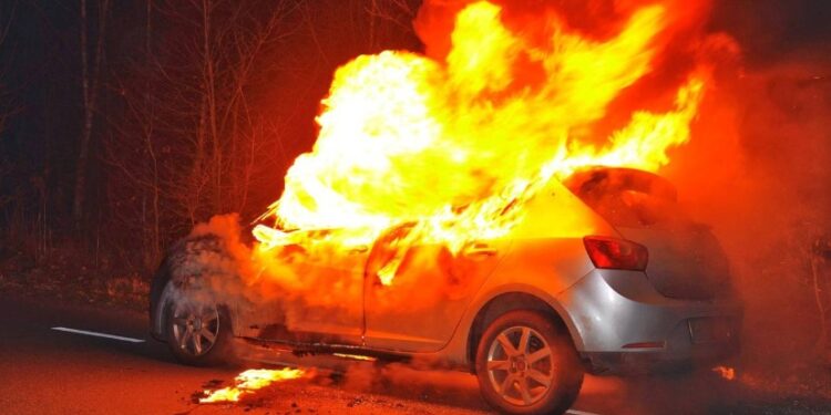 aut0 vat vlam Een geparkeerde auto vatte maandagavond vlam in een garage aan de Falweg, maar dankzij snel ingrijpen van buurtbewoners bleef de schade beperkt ....