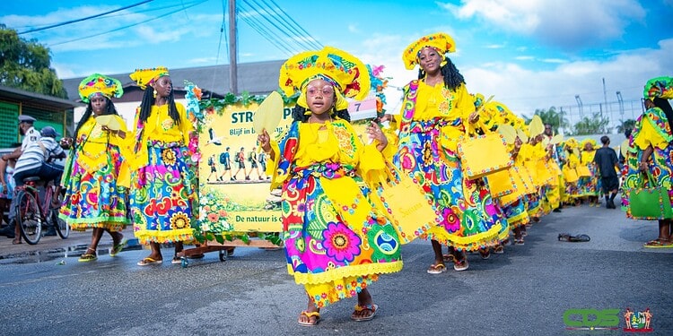 b9a68801 cf55 440f a587 281ea3276022 Wateroverlast leidt tot aangepaste route op tweede dag van de 61ste Avond Vierdaagse, waarbij deelnemers de aanwijzingen van de politie nauwgezet volgen voor een veilige ....