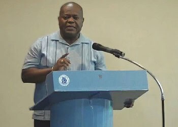 bee bestuurkundeweek Minister Bee benadrukt dat politieke benoemingen vaak ongeschoolden betreffen, en roept op tot scholing en ontwikkeling voor betere dienstverlening en duurzame groei in Suriname ....