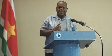 bee bestuurkundeweek Minister Bee benadrukt dat politieke benoemingen vaak ongeschoolden betreffen, en roept op tot scholing en ontwikkeling voor betere dienstverlening en duurzame groei in Suriname ....