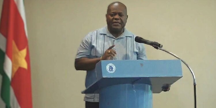 bee bestuurkundeweek Minister Bee benadrukt dat politieke benoemingen vaak ongeschoolden betreffen, en roept op tot scholing en ontwikkeling voor betere dienstverlening en duurzame groei in Suriname ....