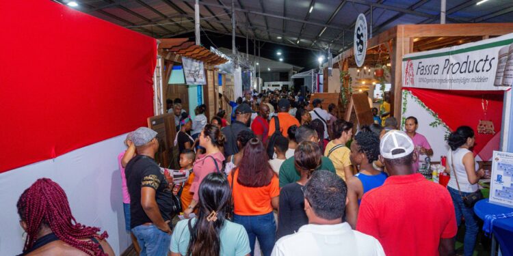 beurssss2 De 13e Bouw-, Woon- en Huishoudbeurs richt zich op toerisme en verwelkomt veel nieuwe ondernemers, met aandacht voor groei in verblijfsaccommodaties en overheidsbetrokkenheid ....