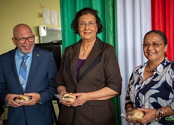 eac831ac 9f26 4f37 9b5d 8c84b218d127 Het pre-pilotproject schoolvoeding start met minstens 70% lokale producten, gericht op gezonde maaltijden voor kinderen en versterking van Surinaamse landbouw ....