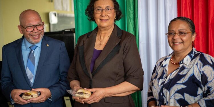 eac831ac 9f26 4f37 9b5d 8c84b218d127 Het pre-pilotproject schoolvoeding start met minstens 70% lokale producten, gericht op gezonde maaltijden voor kinderen en versterking van Surinaamse landbouw ....