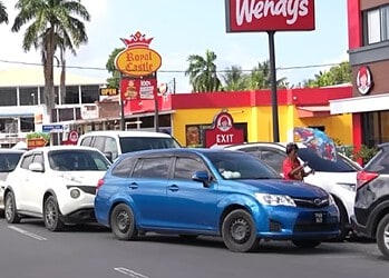 Lange rijen bij pompstations. Beeld News Room Guyana