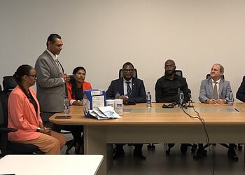 insecticide overhandiging Minister André Misiekaba benadrukt het belang van een continue voorraad chemicaliën om chikungunya effectief te bestrijden, ondersteund door donaties uit Brazilië en regionale samenwerking ....