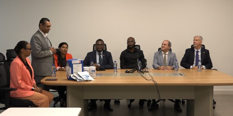 insecticide overhandiging Minister André Misiekaba benadrukt het belang van een continue voorraad chemicaliën om chikungunya effectief te bestrijden, ondersteund door donaties uit Brazilië en regionale samenwerking ....