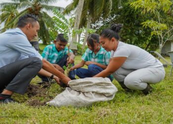 lvv commewiijne wereld aarde dag LVV betrok leerlingen van O.S. Nieuw-Amsterdam bij Wereld Aarde Dag met educatieve activiteiten en boomplantacties om milieubewustzijn en natuurbehoud te stimuleren ....